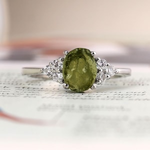 Oval Moldavit Ring: Sterling Silber, Grüner Kristall, CZ Akzente