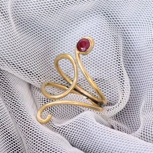 Anillo de rubí envuelto en alambre, plata de ley 925, delicado anillo ajustable, piedra natal minimalista para mujer.