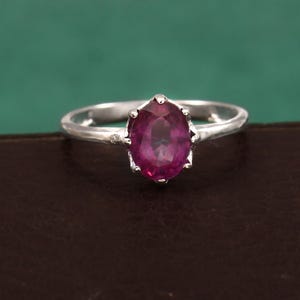 Anel oval de prata esterlina com alexandrita: pedra preciosa que muda de cor