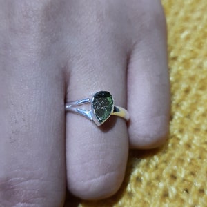 Teardrop Moldavit Ring: Roher Grüner Edelstein, Sterling Silber
