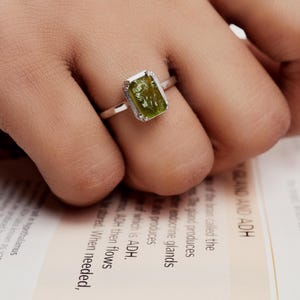Roher Moldavit Ring: Handgemachter Solitär aus Sterling Silber, Grüner Kristall
