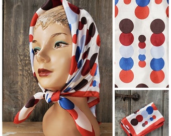 Lenço vintage de bolinhas em tons de vermelho e azul, perfeito para piquenique.