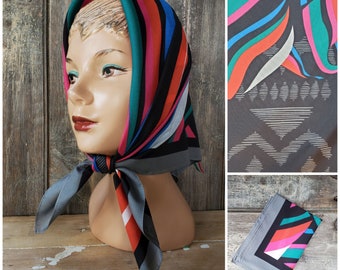 Bufanda arcoíris sobre ruinas maravillosamente modificada