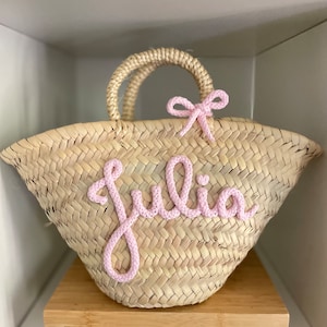 Tasche für Mädchen. Kleiner personalisierter traditioneller Korb mit kurzen Griffen. Strandtasche für Mädchen