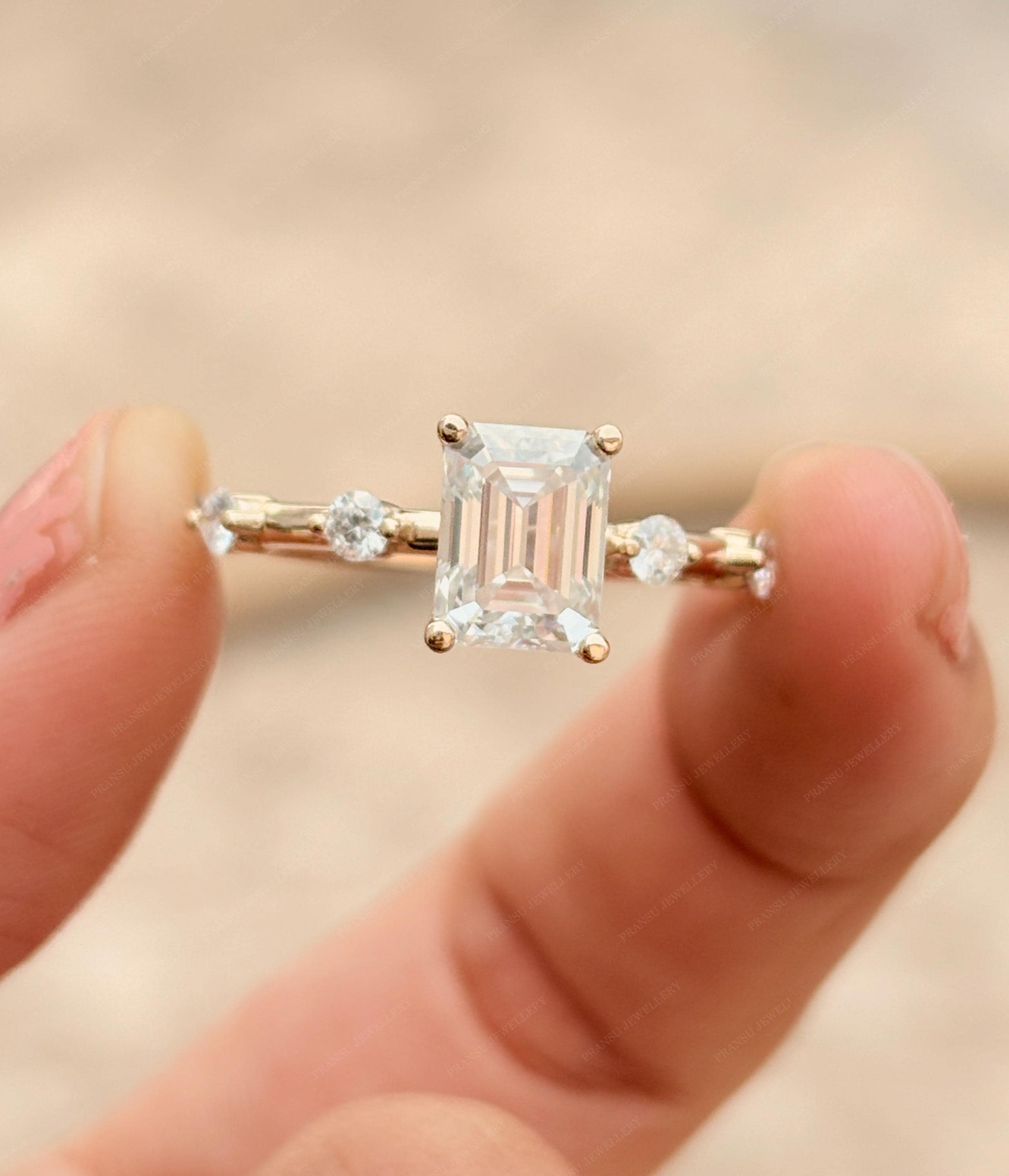 エメラルドカットモアッサナイト婚約指輪、サイドラウンド間隔