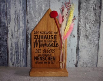 Holzaufsteller (Haus) / Blumenhalter, aus Eichenholz mit Spruch "Das schönste an Zuhause sind die kleinen Momente..." (geölt mit Leinöl)