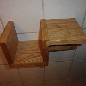 K&ouml;nnte beinhalten: Ein Holzregal mit einem kleinen Regal an der Seite. Das Regal ist aus hellbraunem Holz und hat eine nat&uuml;rliche Oberfl&auml;che.
