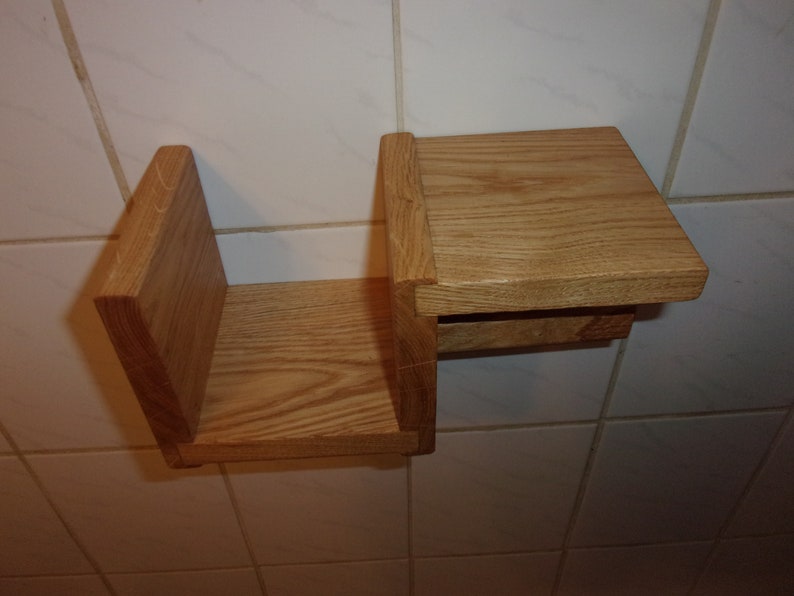 K&ouml;nnte beinhalten: Ein Holzregal mit einem kleinen Regal an der Seite. Das Regal ist aus hellbraunem Holz und hat eine nat&uuml;rliche Oberfl&auml;che.
