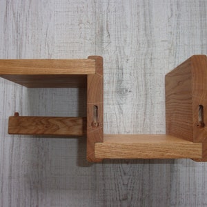 K&ouml;nnte beinhalten: Ein Holzregal mit zwei Regalbrettern. Die Regalbretter sind aus hellbraunem Holz und haben eine nat&uuml;rliche Oberfl&auml;che. Das Regal ist f&uuml;r die Wandmontage konzipiert.