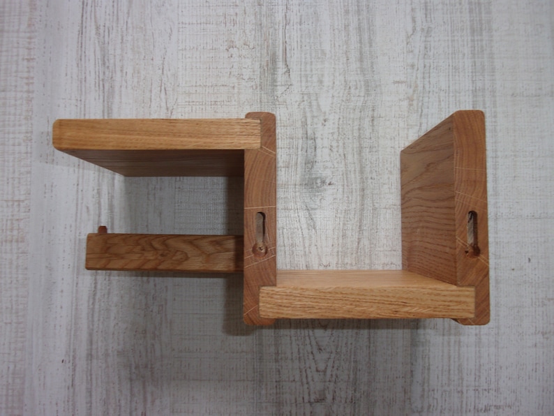 K&ouml;nnte beinhalten: Ein Holzregal mit zwei Regalbrettern. Die Regalbretter sind aus hellbraunem Holz und haben eine nat&uuml;rliche Oberfl&auml;che. Das Regal ist f&uuml;r die Wandmontage konzipiert.