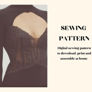 Puede incluir: Un top negro de manga larga con una superposición de encaje y un recorte en el escote. El texto "SEWING PATTERN" y "Digital sewing pattern to download, print and assemble at home" está impreso debajo de la imagen.