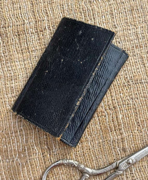 The Bijou Leather Needle Case with Sewing Needles Antique