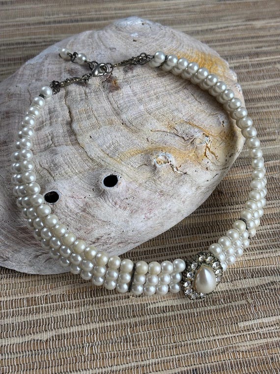 Faux Pearl Choker with Tear Drop Pendant