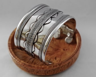 トルクメンブレスレット アンティーク トルクネミック シルバー カーネリアン バングル