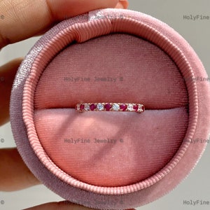 Aliança de casamento com rubi natural e diamantes, meia eternidade, aliança de casamento com micro pavê de rubi, aliança fina minimalista, anel com pedra de nascimento de julho