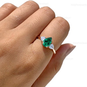 Unique Pear Shaped Green Emerald Engagement Ring, Vintage 3 Stone Emerald Solitaire Ring, Dainty Promise Ring, May Birthstone, Minimalist