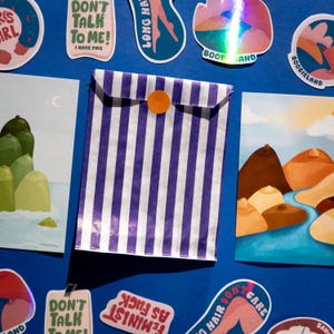 Mystery Set mit 2 Postkarten und 3 Stickern - feministische Sticker für Empowerment und Body Positivity -