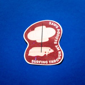Surfing Through My Bloody Days Sticker – Periodenboot, Feministischer Vinyl Sticker, Humor & Empowerment