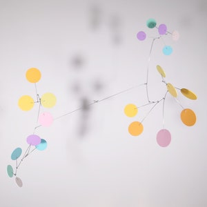 Grote kleurrijke drijvende en draaiende baby wieg kwekerij mobiel in pastel regenboog