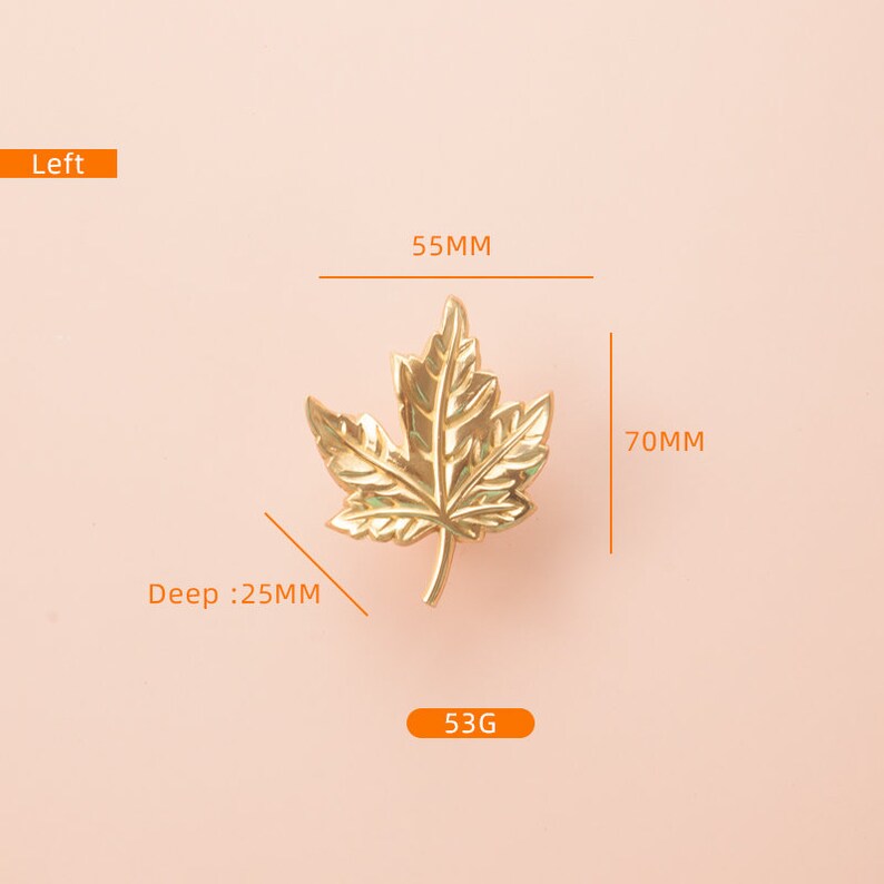 Puede incluir: Una manilla de puerta de color dorado en forma de hoja de arce que mide 5,5 cm por 7 cm con una profundidad de 2,5 cm. La manilla pesa 53 gramos.