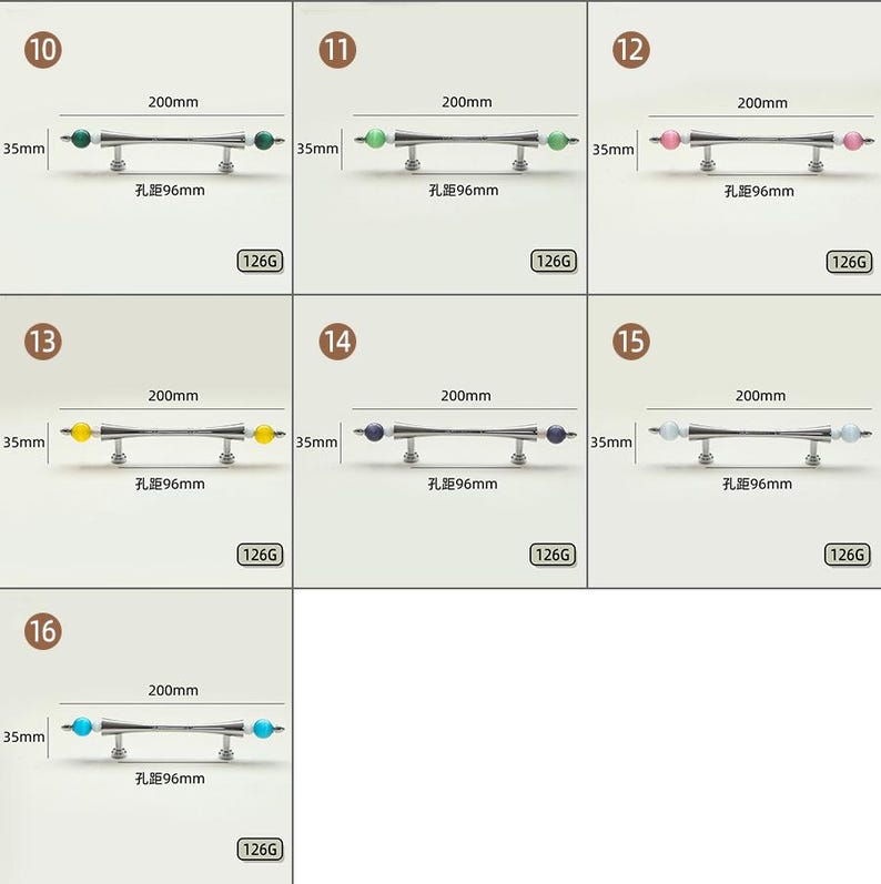 Pode incluir: Uma cole&ccedil;&atilde;o de sete puxadores de arm&aacute;rio em metal, cada um com uma barra central e detalhes esf&eacute;ricos em v&aacute;rias cores, incluindo verde, rosa, amarelo, roxo, branco e azul. Cada puxador mede 200mm de comprimento, 35mm de altura, com espa&ccedil;amento de 96mm entre furos.