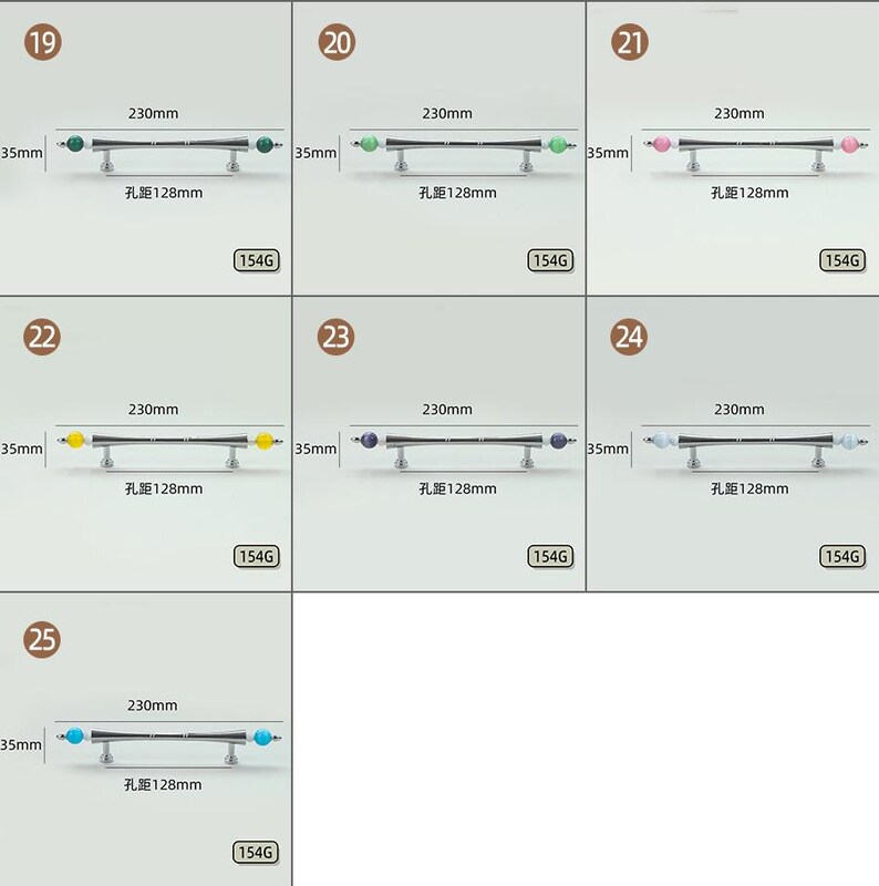 Pode incluir: Uma cole&ccedil;&atilde;o de sete puxadores de metal para arm&aacute;rios, cada um com uma barra central e extremidades esf&eacute;ricas em v&aacute;rias cores, incluindo verde, rosa, amarelo, azul e branco. Cada puxador mede 230mm de comprimento, 35mm de altura, com uma dist&acirc;ncia entre furos de 128mm.