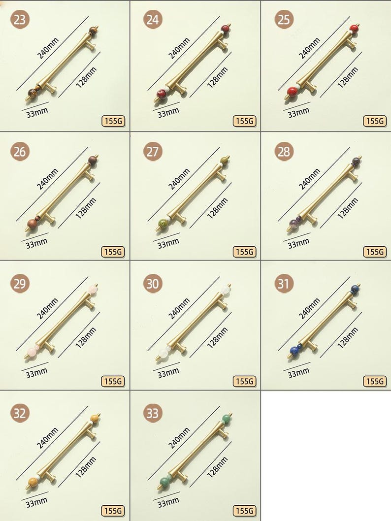 Op de afbeelding: Een verzameling messing kastgrepen met decoratieve edelsteenaccenten. Elke greep is 240 mm lang, 128 mm hoog en 33 mm breed. De grepen hebben edelstenen in verschillende kleuren, waaronder rood, groen en wit.