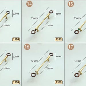 Peut inclure: Une collection de poign&eacute;es de meubles dor&eacute;es, chacune mesurant 13,4 cm de long, 12,8 cm de large et 3,3 cm d'&eacute;paisseur. Les poign&eacute;es pr&eacute;sentent un design en forme de bambou avec des d&eacute;tails circulaires aux extr&eacute;mit&eacute;s.