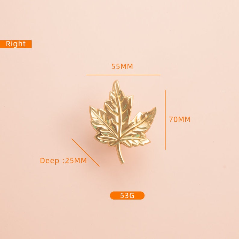 Puede incluir: Pomo de puerta en forma de hoja de arce de color dorado, con una profundidad de 25 mm, una anchura de 55 mm y una altura de 70 mm. El pomo pesa 53 g.