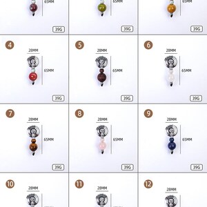 Puede incluir: Una colecci&oacute;n de doce colgantes decorativos, cada uno con una parte superior plateada y una serie de cuentas de colores. Cada colgante mide 65 mm de largo y 28 mm de ancho, con un peso de 39 g. Las cuentas son de varios colores.