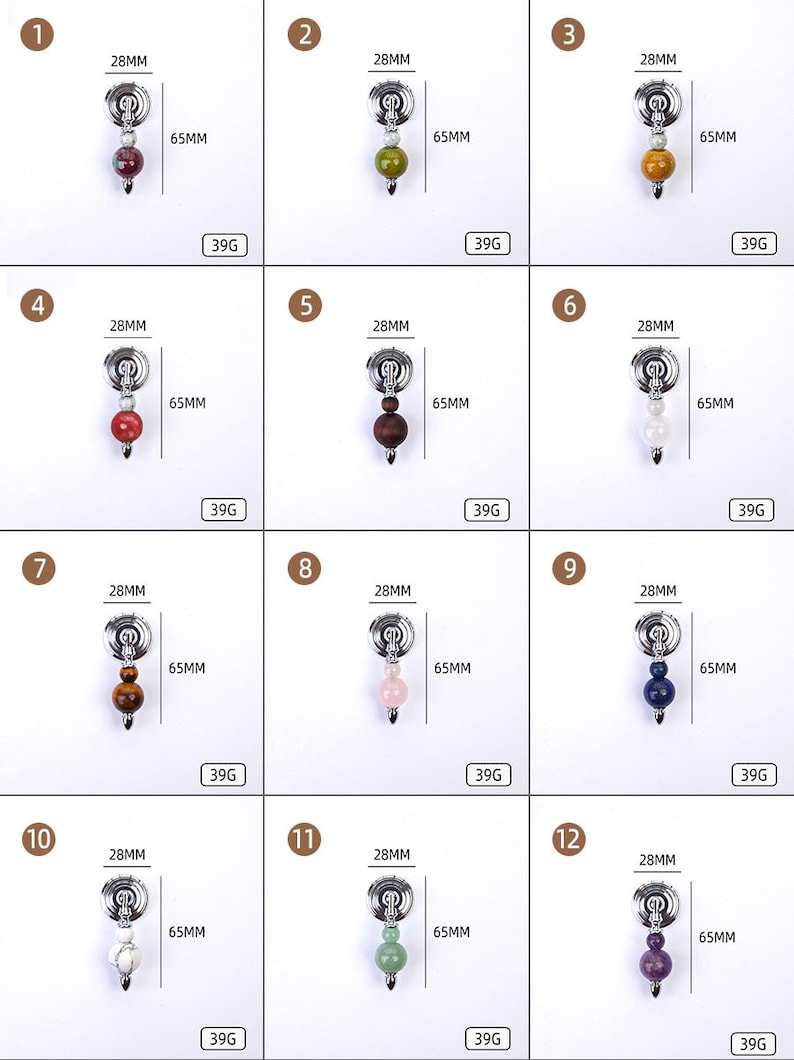 Puede incluir: Una colecci&oacute;n de doce colgantes decorativos, cada uno con una parte superior plateada y una serie de cuentas de colores. Cada colgante mide 65 mm de largo y 28 mm de ancho, con un peso de 39 g. Las cuentas son de varios colores.