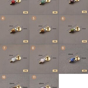 Op de afbeelding: Een collectie van elf decoratieve kastknoppen. Elke knop heeft een messing basis met kleurrijke stenen kralen. De knoppen zijn 6,9 cm lang en 2,4 cm breed. Het gewicht is 39 gram.