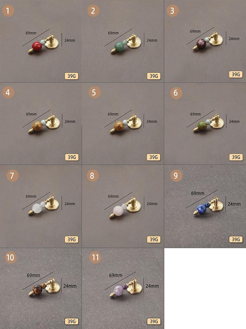 Op de afbeelding: Een collectie van elf decoratieve kastknoppen. Elke knop heeft een messing basis met kleurrijke stenen kralen. De knoppen zijn 6,9 cm lang en 2,4 cm breed. Het gewicht is 39 gram.