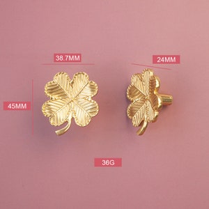 Peut inclure: Poign&eacute;e de porte en forme de tr&egrave;fle &agrave; quatre feuilles de couleur or, avec une largeur de 38,7 mm, une hauteur de 45 mm et une profondeur de 24 mm. La poign&eacute;e p&egrave;se 36 grammes.