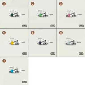 Pode incluir: Uma cole&ccedil;&atilde;o de sete alfinetes de bot&atilde;o de metal, cada um com uma conta colorida e um pequeno espa&ccedil;ador branco. Os alfinetes medem 64 mm de comprimento e 23 mm de altura, com um peso de 37 g. As contas s&atilde;o verde, verde claro, rosa, amarelo, roxo, azul claro e azul.