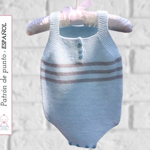 Può includere: Un body per neonato in maglia blu chiaro con strisce grigie e bottoni blu. Il body è appeso a un appendiabiti bianco. "Patrón de punto - ESPAÑOL" è scritto su un rettangolo rosa nell'immagine.