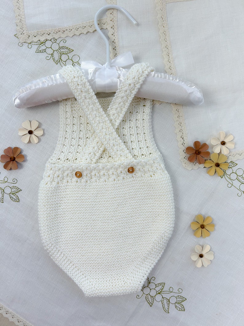 Modello per lavorare a maglia la tutina per bebè Charlotte Tutorial sulla tutina per neonato 1-6 mesi Fai da te, maglia facile Istruzioni dettagliate Scarica PDF istantaneo immagine 4