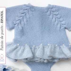 Puede incluir: Conjunto de bebé de punto azul claro con falda con volantes y detalles de hombros en forma de hojas. El conjunto incluye un par de patucos a juego. El texto "Patrón de punto - ESPAÑOL" es visible.