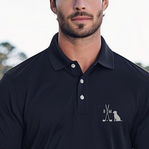 Haftowana koszulka polo z psem labradorem Spersonalizowana koszulka polo golfowa Czarny labrador z kijami golfowymi Prezent dla miłośników labradorów Prezent dla mamy labradora Unisex