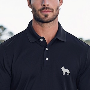 Könnte beinhalten: Ein schwarzes Poloshirt mit einem weißen Wolfs-Silhouettenlogo auf der linken Brust.