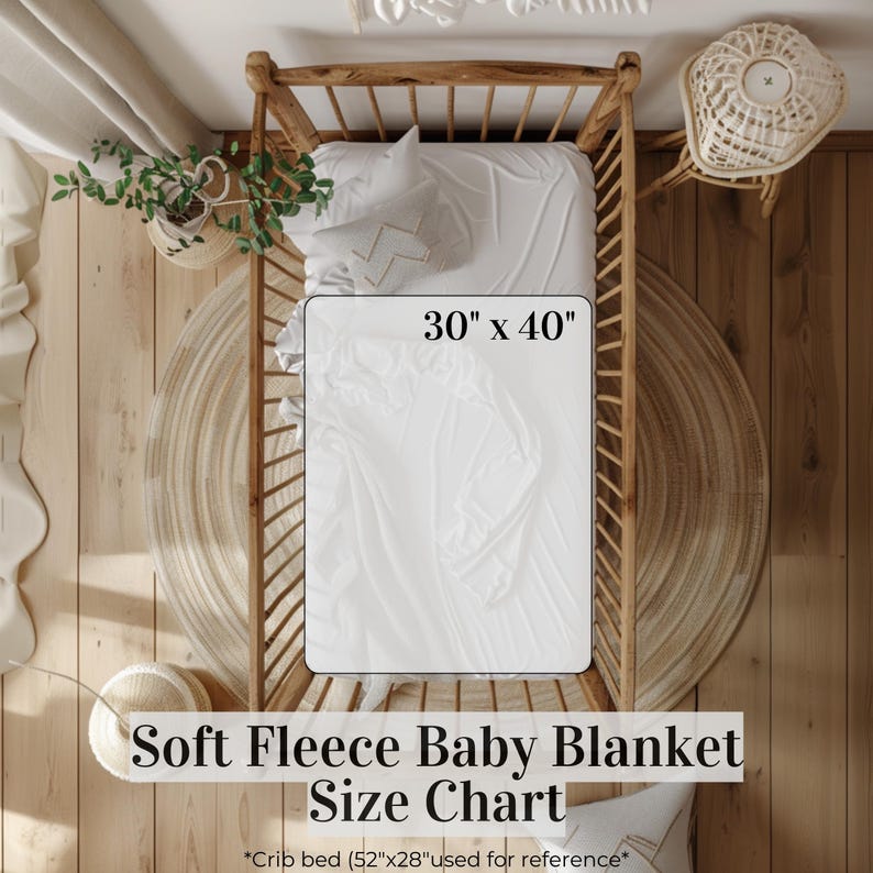 Pu&ograve; includere: Una coperta per neonati in morbido pile bianco, di 76 x 102 cm, &egrave; esposta in una culla di legno. L'immagine include il testo "Soft Fleece Baby Blanket Size Chart".
