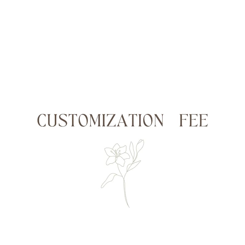 Peut inclure: Fond blanc avec l'inscription "CUSTOMIZATION FEE" en marron, en police serif. En dessous, un dessin au trait d'une fleur et d'une tige.