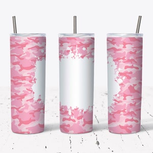 Könnte beinhalten: Drei rosafarbene Edelstahlbecher mit Tarnmuster und einem weißen Spritzdesign. Die Becher haben einen Strohhalm und einen Deckel.