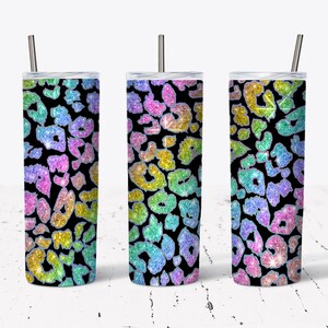 K&ouml;nnte beinhalten: Drei Edelstahlbecher mit schwarzem Hintergrund und einem Regenbogen-Glitzer-Leopardenmuster.