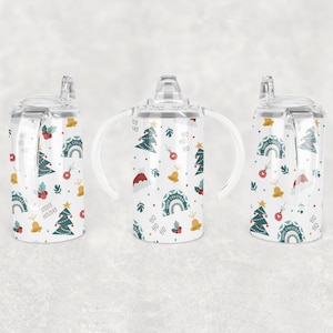 Puede incluir: Tres vasos de aprendizaje de plástico transparente con asas. Cada vaso presenta un fondo blanco con un patrón repetitivo de árboles de Navidad, adornos, campanas, acebo y las palabras "Ho Ho Ho" y "Feliz Navidad".