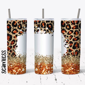 Puede incluir: Un vaso de acero inoxidable con fondo blanco y un diseño de estampado de leopardo con detalles de purpurina dorada. El vaso tiene una pajita.