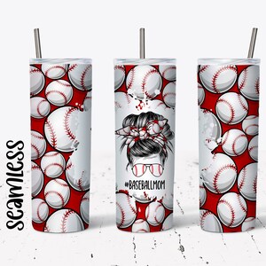 Pode incluir: Um copo branco com um padrão de beisebol vermelho e branco. O copo tem uma ilustração em preto e branco de uma mulher com um boné de beisebol e o texto "#BASEBALLMOM".