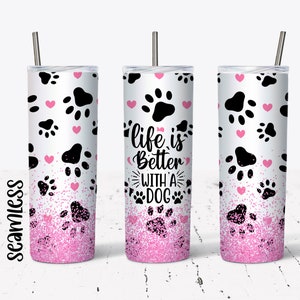 K&ouml;nnte beinhalten: Ein wei&szlig;er Becher mit einem pinkfarbenen Glitzerdesign und schwarzen Pfotenabdr&uuml;cken. Der Becher tr&auml;gt den Text "life is better with a dog" auf der Vorderseite.