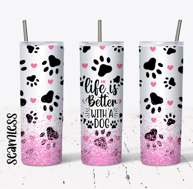 K&ouml;nnte beinhalten: Ein wei&szlig;er Becher mit einem pinkfarbenen Glitzerdesign und schwarzen Pfotenabdr&uuml;cken. Der Becher tr&auml;gt den Text "life is better with a dog" auf der Vorderseite.