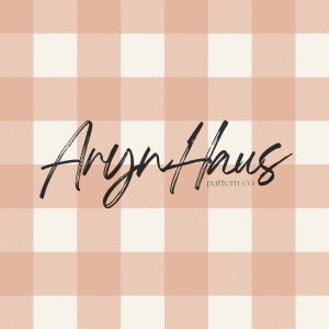 Peut inclure: Motif sans couture à carreaux de buffle en pêche et crème. Le motif comprend le texte "Aryn Haus pattern co" dans une police manuscrite élégante. Idéal pour les textiles, le papier peint ou les projets créatifs.